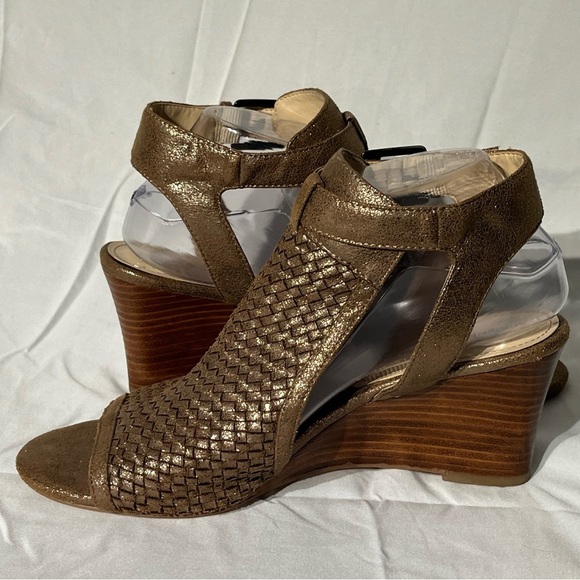 Adrienne Vittadini ROSEANNE Metallic Gold Woven Wedge Sandals Heels Shootie - Picture 8 of 16